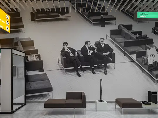 Kho Liang Ie, interieur Schiphol met door Kho hiervoor ontworpen zitsysteem 720 (prod. Artifort), 1967. Foto: © Jan Versnel / MAI, 1968